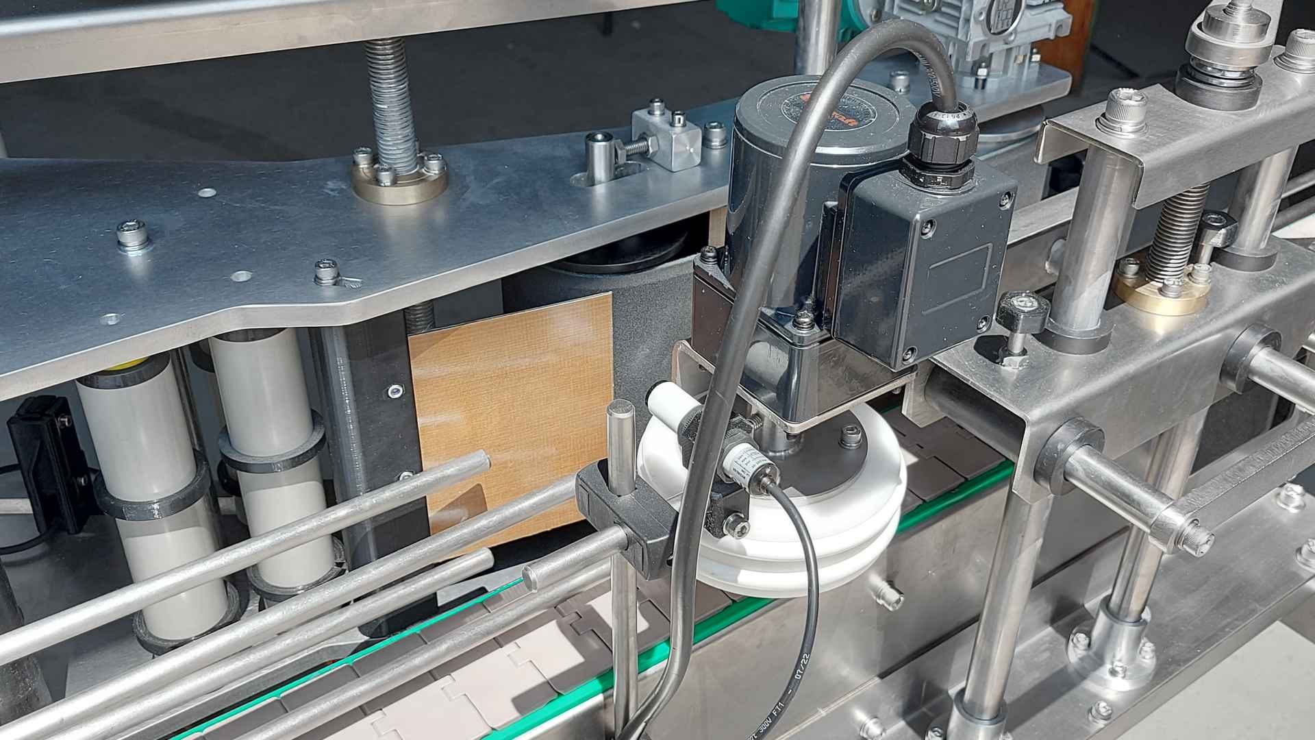 Flat bottle labeling