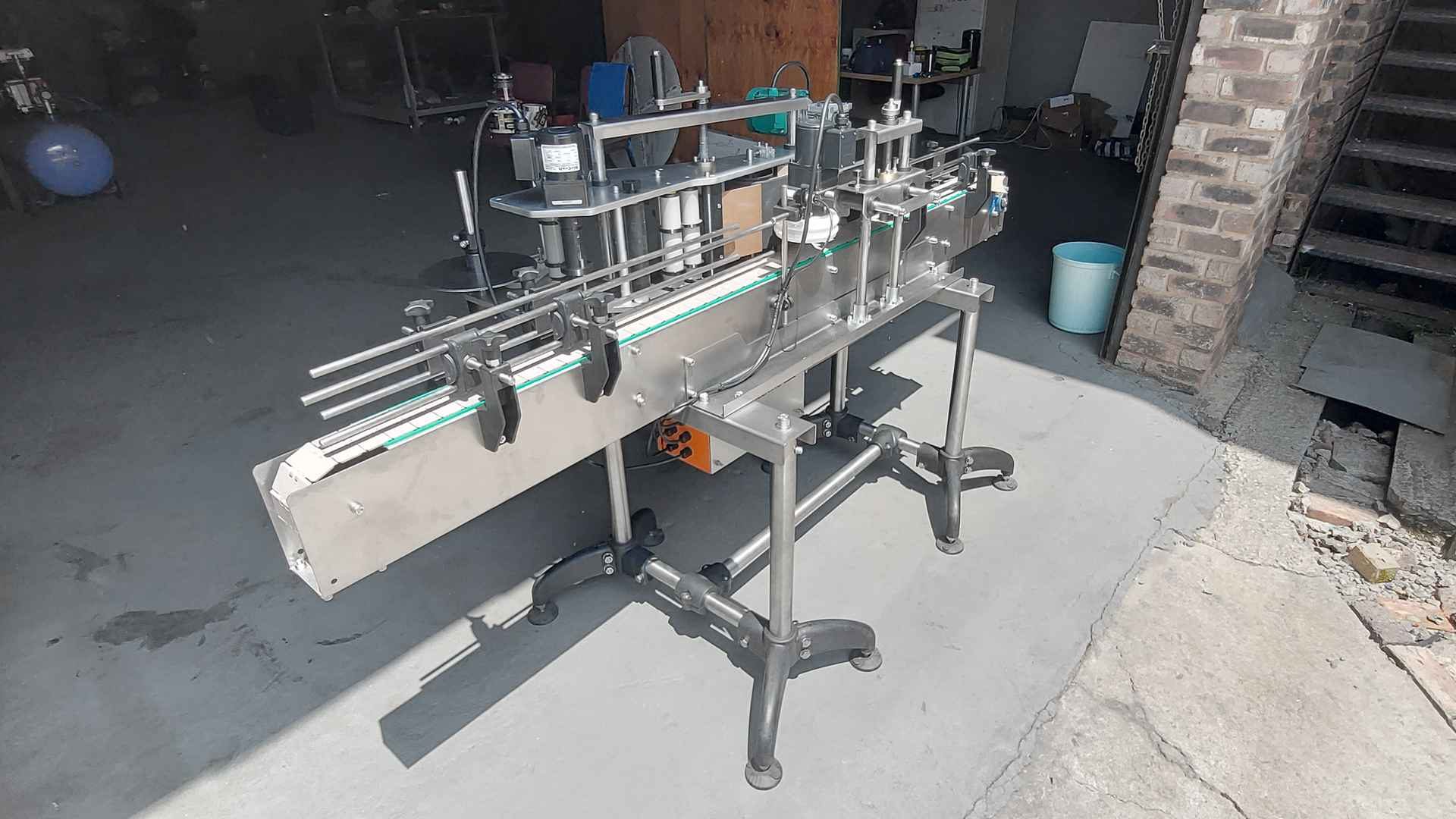 Flat bottle labeling